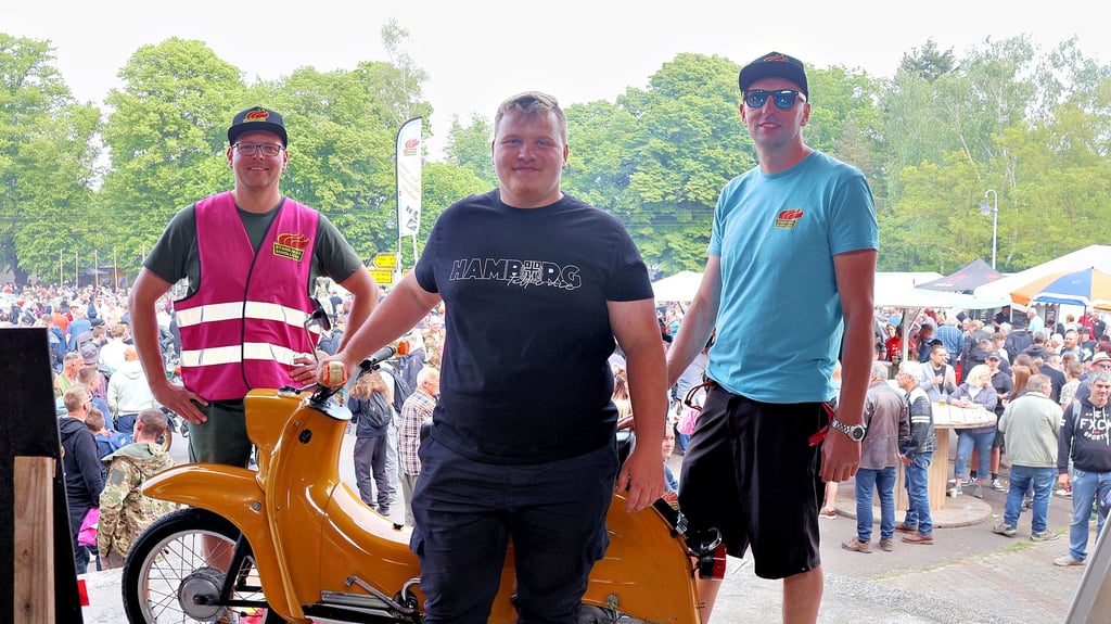Beim 8. Oldtimertreffen in Schollene wurde eine fahrbereite Schwalbe verlost. André Riese (von links), der Gewinner Lucas Wilms aus Jederitz und Ron Koch bei der Übergabe des Mopeds auf der Bühne des Festplatzes.