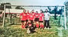 Da gab es die Hassenhausener Tore noch:   ein Schnappschuss von 2012 mit den Fußballerinnen, den „Girls vom Lande“.