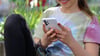 Reif fürs erste Handy? Der Wechsel zur weiterführenden Schule ist ein guter Anlass – aber kein Muss.