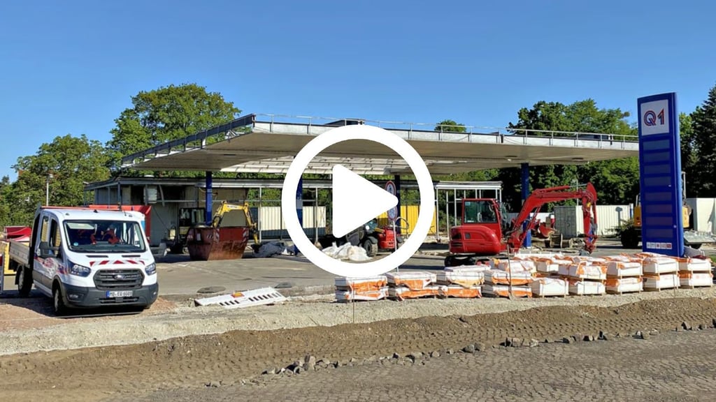 Die Q1-Tankstelle in Möser während der Abrissarbeiten. An der angrenzenden Bundesstraße 1 wird derzeit ebenfalls gebaut.