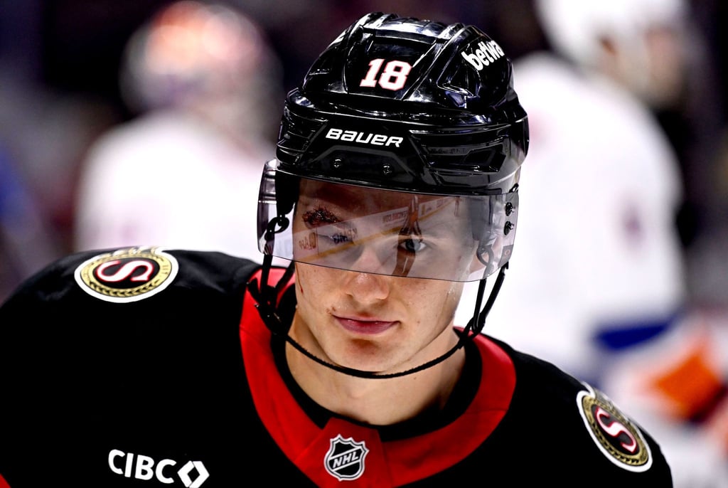 NHL-Star Tim Stützle ist bereits im deutschen WM-Quartier. Am Dienstag kann er sein WM-Debüt feiern.