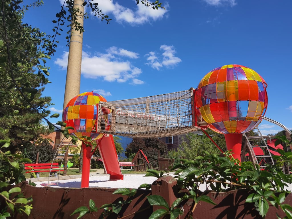 Der beliebte Abenteuerspielplatz an der Glasmanufaktur mit dem gläsernen Kletterturm lädt zum Toben ein.