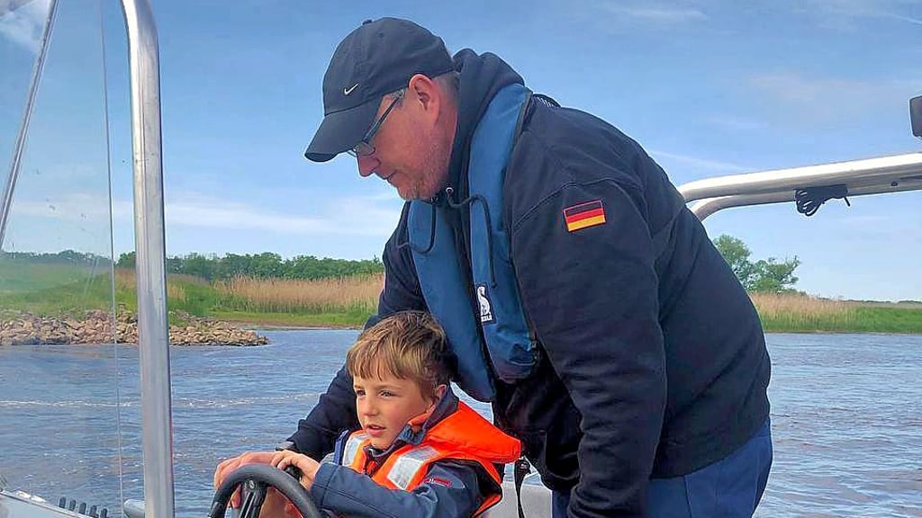 Höhepunkt für Leonard ist die Fahrt mit dem Motorboot.