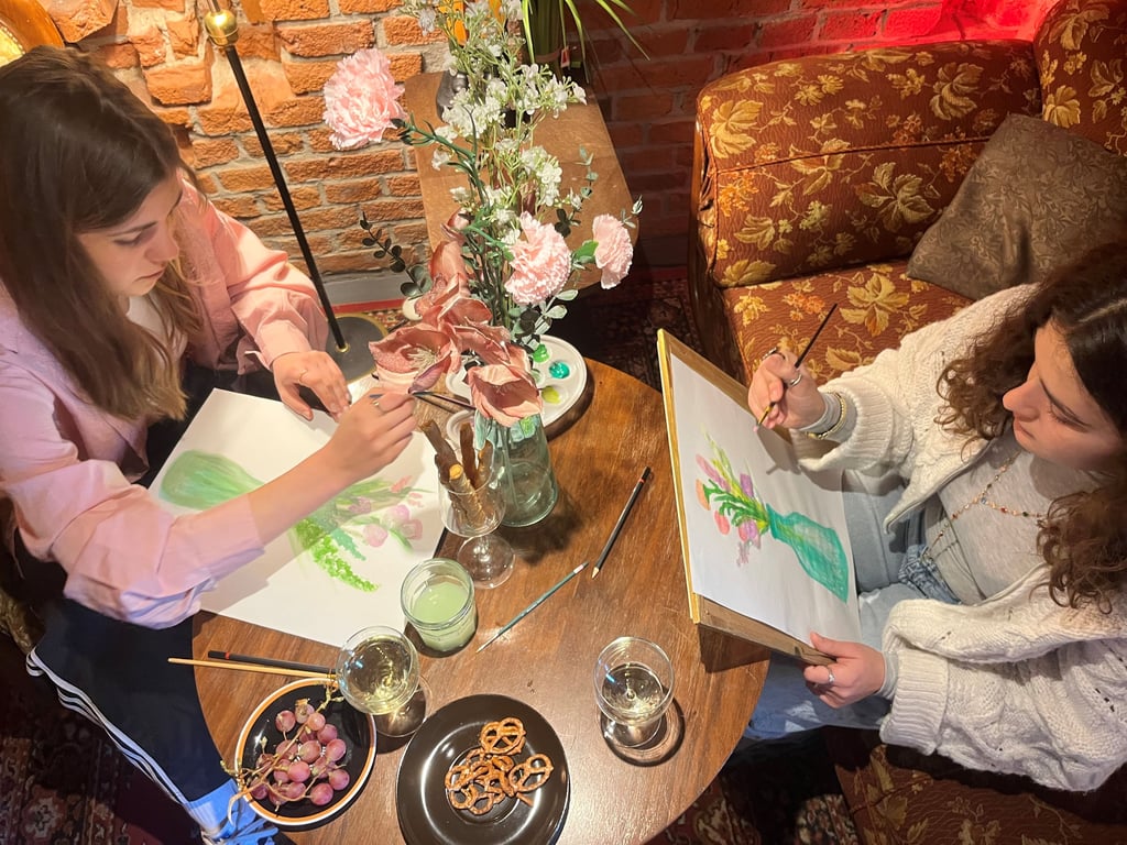 In gemütlicher Atmosphäre probieren sich Teilnehmerinnen des Workshops an einer Blumenzeichnung.