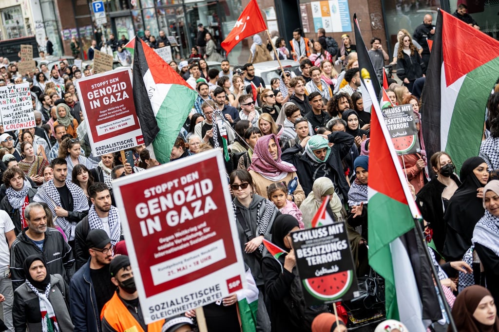 Im Mai 2024 zieht eine propalästinensische Demonstration durch Berlin.