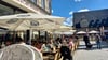 Die Außenplätze vor Cafés und Restaurants rund um Wernigerodes Marktplatz sind besonders beliebt bei Touristen.
