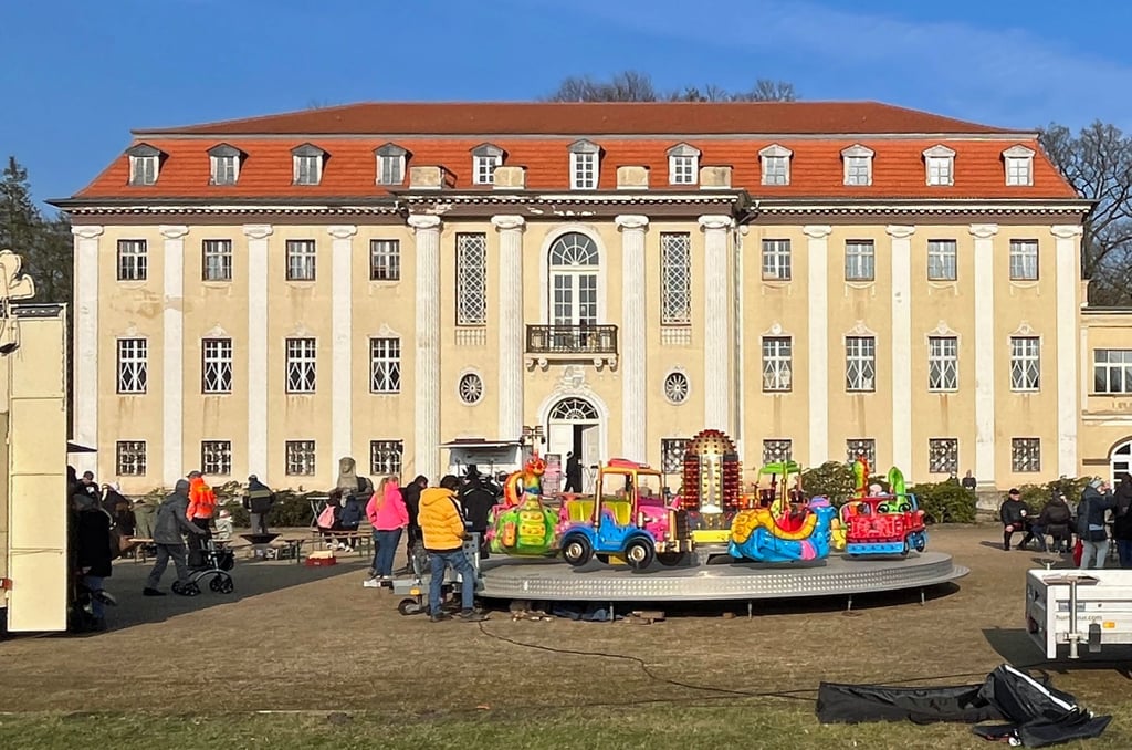 Vor dem Neuen Schloss in Tangerhütte wird das Jubiläums-Parkfest 2025 gefeiert.