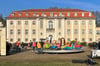 Vor dem Neuen Schloss in Tangerhütte wird das Jubiläums-Parkfest 2025 gefeiert.