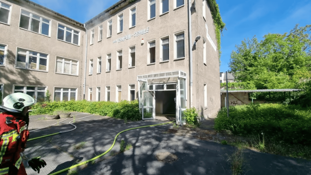 Die Feuerwehr verlegte Schläuche in die ehemalige Schule in Dessau.