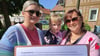 Am Wochenende - 9. bis 11. Mai - haben die Initiatoren des Bürgerbegehrens überall im Stadtgebiet Osterwieck Unterschriften gesammelt, wie hier vor dem Dorfgemeinschaftshaus in Veltheim die Kita-Mütter Shari Blenke (links) und Isabell Schmidt mit ihrer Tochter.