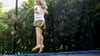 Mehr als ein Spielgerät: Ein Trampolin bringt Bewegung in den Alltag – vorausgesetzt, Sicherheitsabstand und Aufbau stimmen.