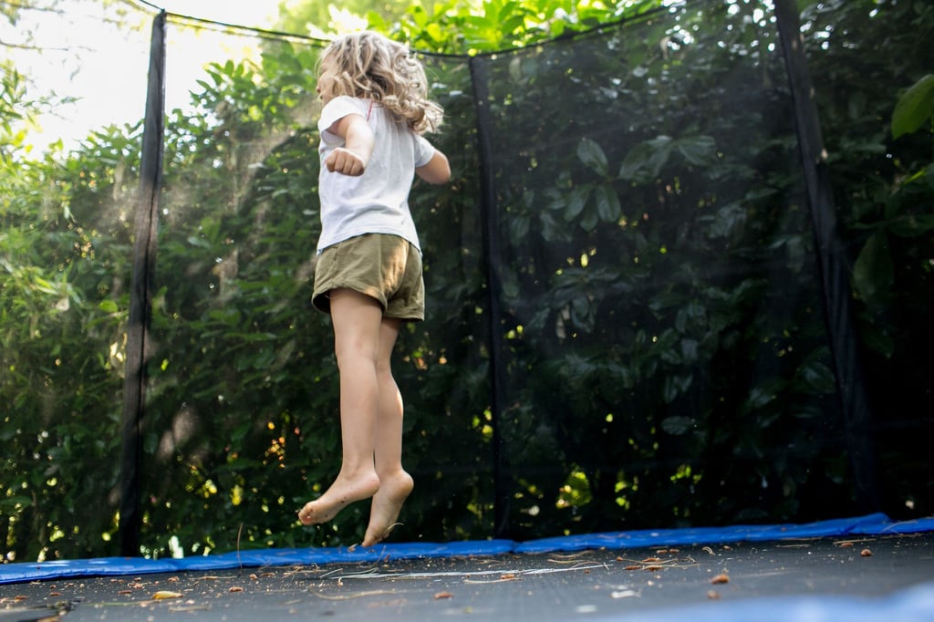 Mehr als ein Spielgerät: Ein Trampolin bringt Bewegung in den Alltag – vorausgesetzt, Sicherheitsabstand und Aufbau stimmen.