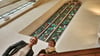 Die Eisleber Pfarrerinnen Iris Hellmich (rechts) und Laura-Christin Krannich freuen sich über das restaurierte Heilsfenster in der Nicolaikirche.