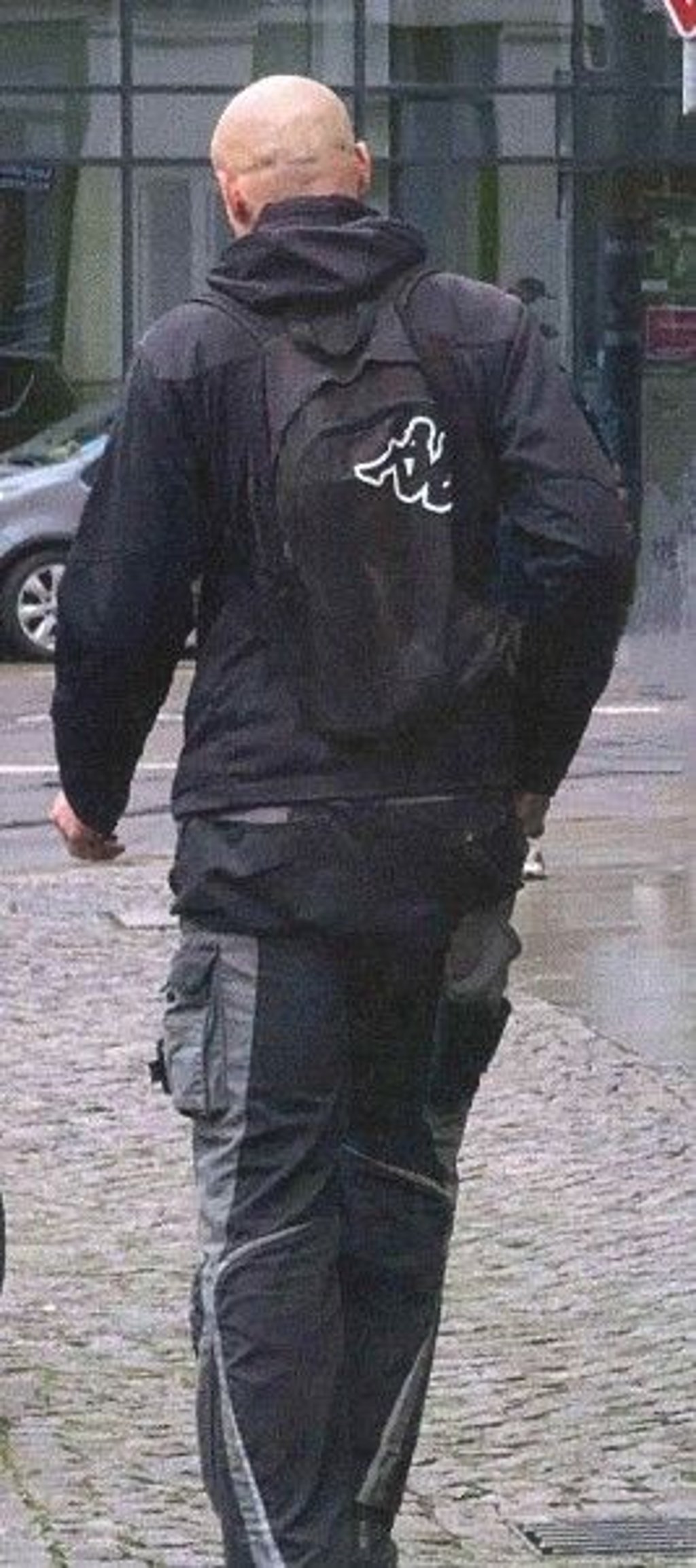 Die Identität des Mannes, der eine Frau in einer Straßenbahn in Halle geschlagen haben soll, ist bislang unklar.