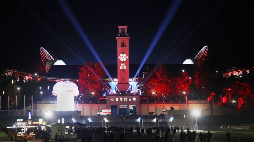 Das Stadion von RB Leipzig im Dunkeln.