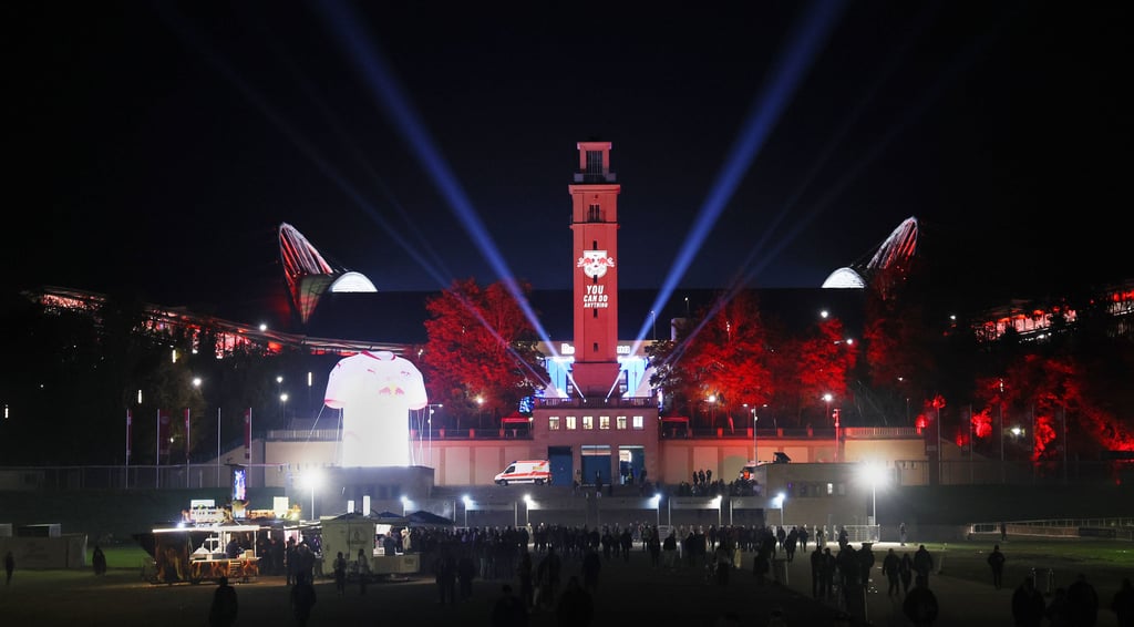 Das Stadion von RB Leipzig im Dunkeln.