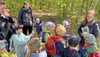 Julia Kamp (rechts) zeigt den Kindern der Eulengruppe, wie echter Wolfskot aussieht. In der Theorie wussten sie schon ganz genau, dass man Fellreste und Knochenstücke darin sehen kann. Lisa Heinemann (links) und Kollege Daniel Rossau begleiten die Gruppe.