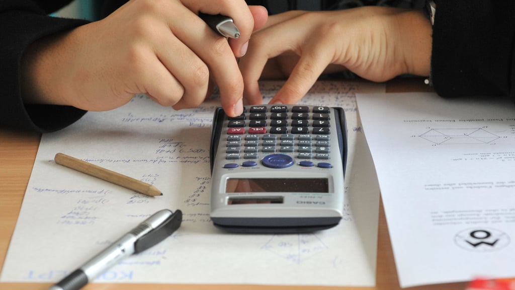 Taschenrechner, etwas Logik und die Grundrechenarten - all das hilft Prüflingen beim Mathematik-Abitur. 