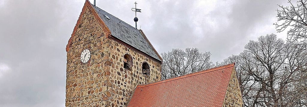 Die kleine Kirche mit dem imposanten Turm.