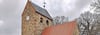 Die kleine Kirche mit dem imposanten Turm. 