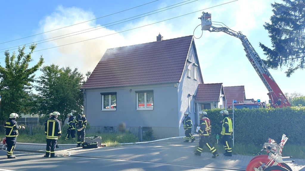 Der Brand eines Schuppens in Stendal ging am Montag, 12. Mai, auf ein Wohnhaus an der Heerener Straße über. Einsatzkräfte der Freiwilligen Feuerwehr löschten den Brand.