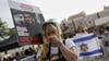 In Tel Aviv haben sich Menschen versammelt, um die Freilassung gemeinsam zu verfolgen.