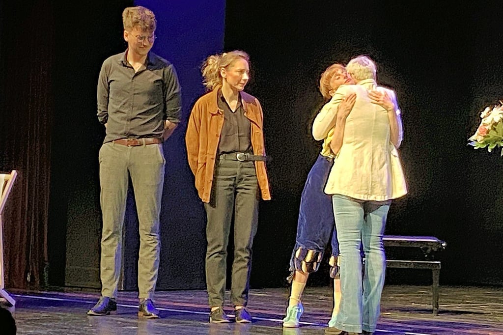Emotionaler Abschied: Paul Worms (von links), Susan Ihlenfeld und Siri Wiedenbusch werden das Theaterensemble in Stendal verlassen.