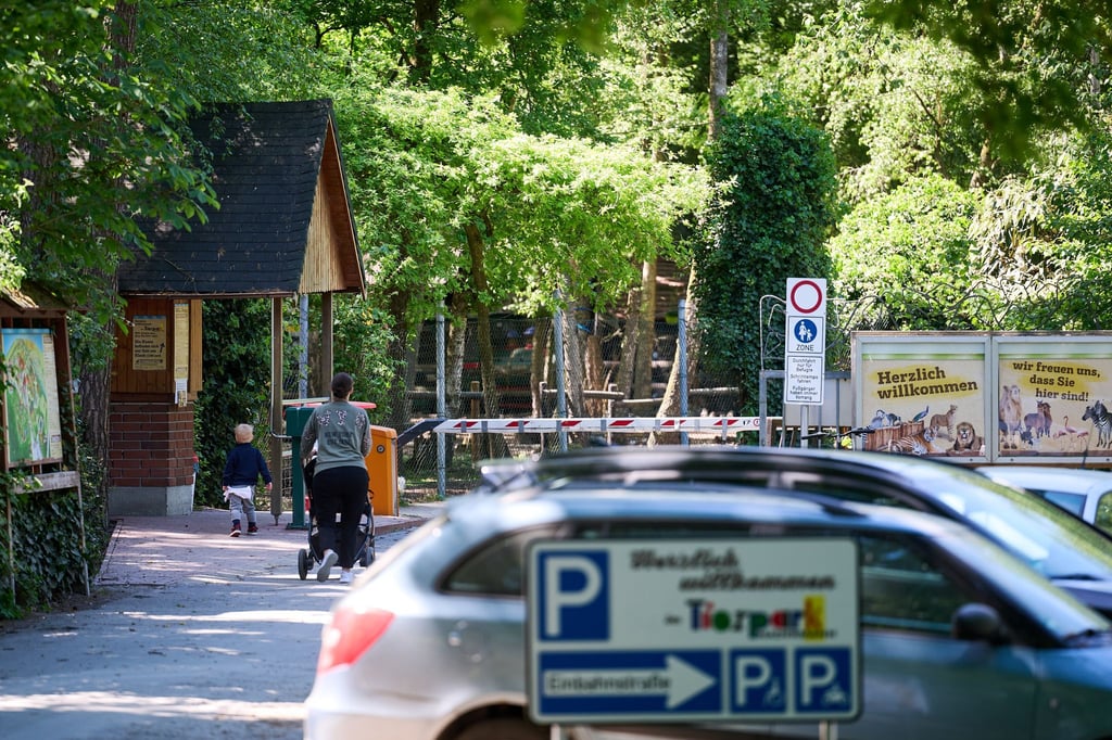 Der Eingang und Parkplatz zum Tierpark Nadermann im ostwestfälischen Delbrück. Hier hatte am Morgen ein Tiger eine Mitarbeiterin gebissen und verletzt.