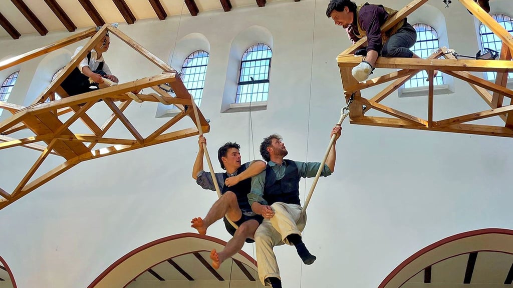 Die Artisten der Zirkusgruppe „Cirque on Edge“ zeigten bereits ihr Können in der ehemaligen Kirche.