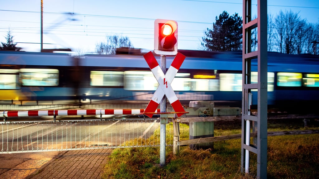 Eine lebensgefährliche Gleisüberschreitung in Mühlanger führte zu Zugausfällen und einem traumatisierten Lokführer.