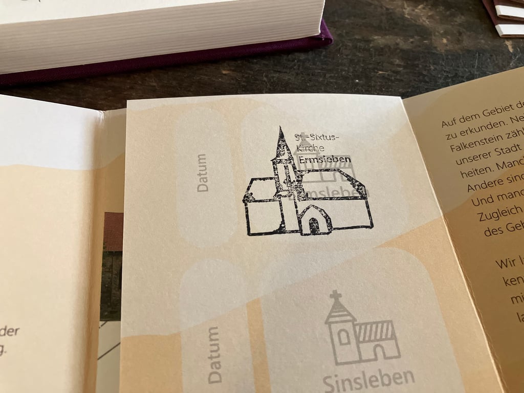 Für jede der acht Kirchen in Falkenstein gibt es einen eigenen Stempel, hier der von St. Sixtus in Ermsleben.