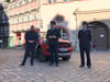 Freude über das neue Fahrzeug, für das Oberbürgermeister Frank Ruch den symbolischen Schlüssel an den stellvertretenden Stadtwehrleiter, Sebastian Petrusch, übergeben hat, der ihn dann an den stellvertretenden Ortswehrleiter, Tim Kunath, weiterreicht (v. l.).