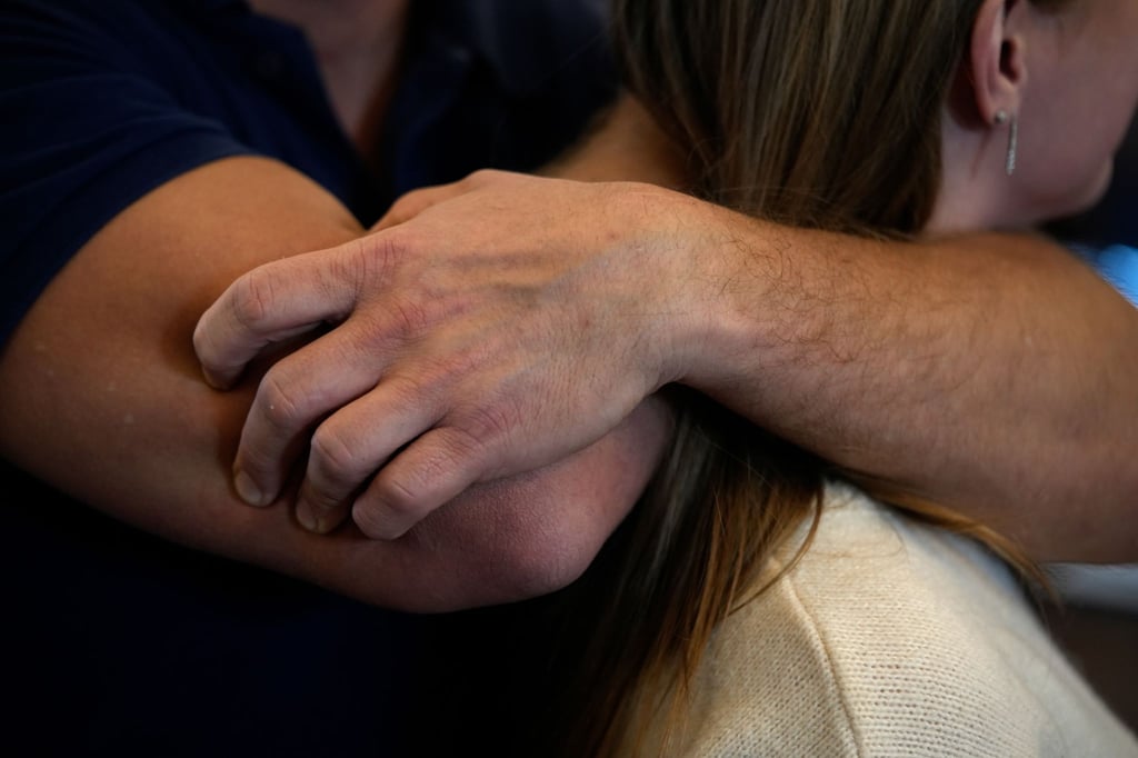 Die Mitarbeiter lernen, wie sie sich in kritischen Situationen mit gewaltbereiten und gewalttätigen Personen verhalten können (Archivbild).