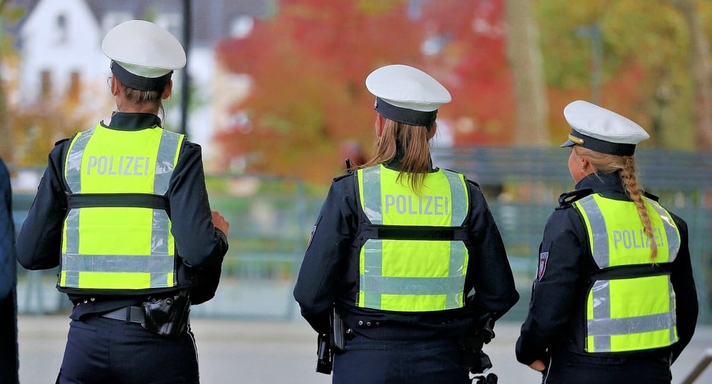 Drei Polizeibeamtinnen schützen eine Versammlung der AfD. Sie dürfen der Partei auch angehören.