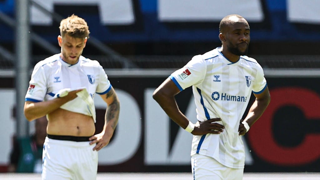 Marcus Mathisen und Silas Gnaka vom 1. FC Magdeburg: Sie verloren das Spiel gegen den SC Paderborn und sich raus aus dem Rennen um den Aufstieg.