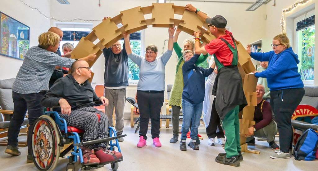 Die Mitglieder der Theatergruppe „ComediaG(Cl)audius“ aus Oschersleben beim Proben für die Aufführung beim diesjährigen Stiftungsfest.
