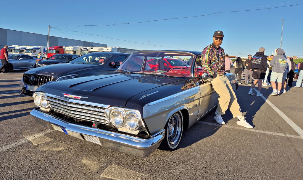 David aus Leipzig stellt seinen 1962er Chevrolet Bel Air bei dem Car-Meet auf dem Autohof24 in Schkeuditz zur Schau.