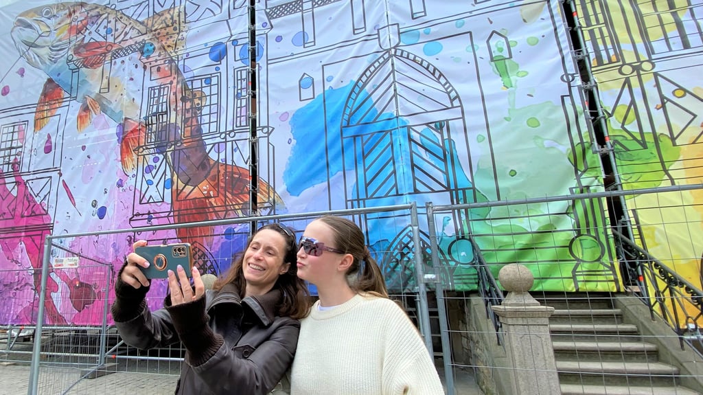 Auch mit Bauplane ein Hingucker: Nicole und ihre Tochter Maja aus Berlin halten den Besuch des Wernigeröder Rathauses mit einem Selfie fest.