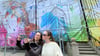 Auch mit Bauplane ein Hingucker: Nicole und ihre Tochter Maja aus Berlin halten den Besuch des Wernigeröder Rathauses mit einem Selfie fest.