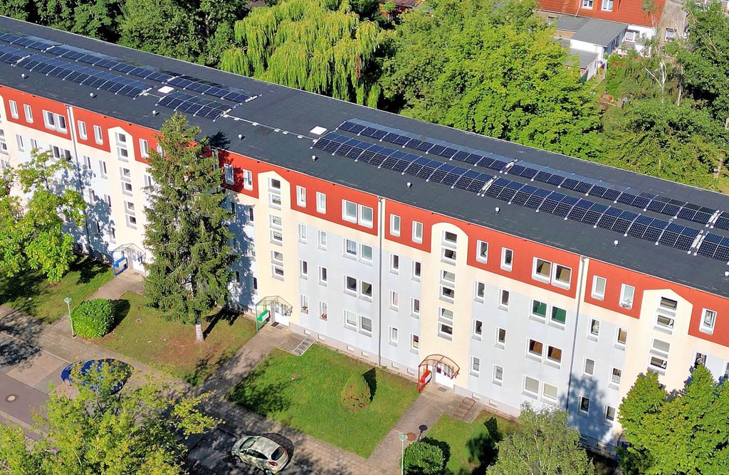 Für die Besitzer von Wohngrundstücken, zu denen auch die Wohungsbaugesellschaft der Stadt gehört, wurde der Steuerhebesatz leicht abgesenkt. Die Aufnahme zeigt den modernisierten Block 1 bis 9 im Friedrich-Engels-Ring in Staßfurt.