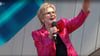 Leicht verloren wirkte Schläger-Sängerin Peggy March auf der Bühne des ZDF-Fernsehgartens.