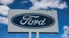 Ein Logo steht vor dem Ford Werk bei gutem Wetter - wirtschaftlich gesehen sind die Perspektiven des Ford-Autogeschäfts in Europa düster.