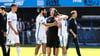 Mit der Niederlage in Paderborn kann der 1. FC Magdeburg nicht mehr in die Bundesliga aufsteigen. Zeugwart Heiko Horner und Mitspieler Mohammed El Hankouri waren da für Baris Atik im Moment der großen Betrübheit.