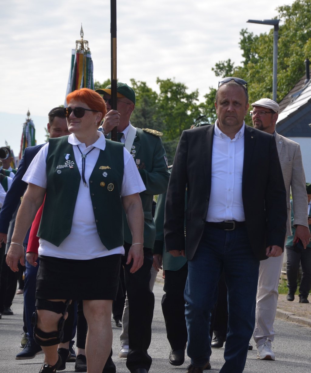 Torsten Fieseler, Präsident vom Kreisschützenverband, führt mit der ersten Vorsitzenden des Schützenvereins den Marsch durch das Dorf an.