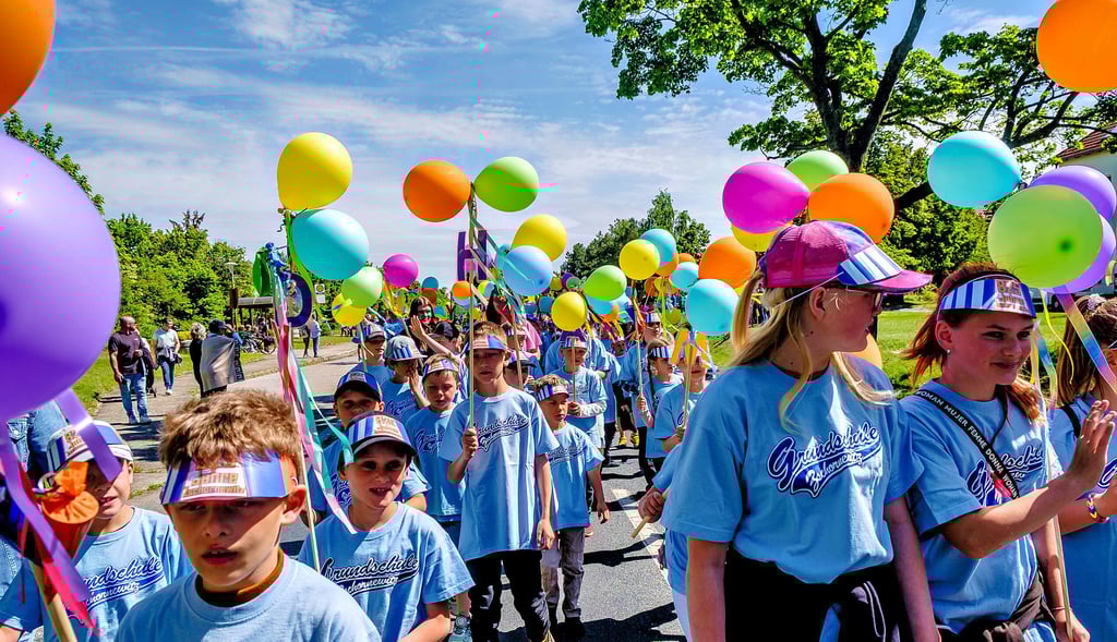 So bunt wie die Luftballons der Grundschüler im Umzug ist auch das Programm zum Jubiläum 825 Jahre Zschornewitz auf dem Festplatz gewesen.