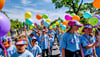 So bunt wie die Luftballons der Grundschüler im Umzug ist auch das Programm  zum Jubiläum 825 Jahre Zschornewitz auf dem Festplatz gewesen. 