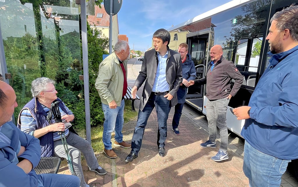Die Infotour des CDU-Ortsverbandes nutzte auch Landrat Patrick Puhlmann, um sich Probleme vor Ort anzuhören. Rentnerin Brigitte Wunsch (2. von links) ist vom Rufbus-System bereits überzeugt.