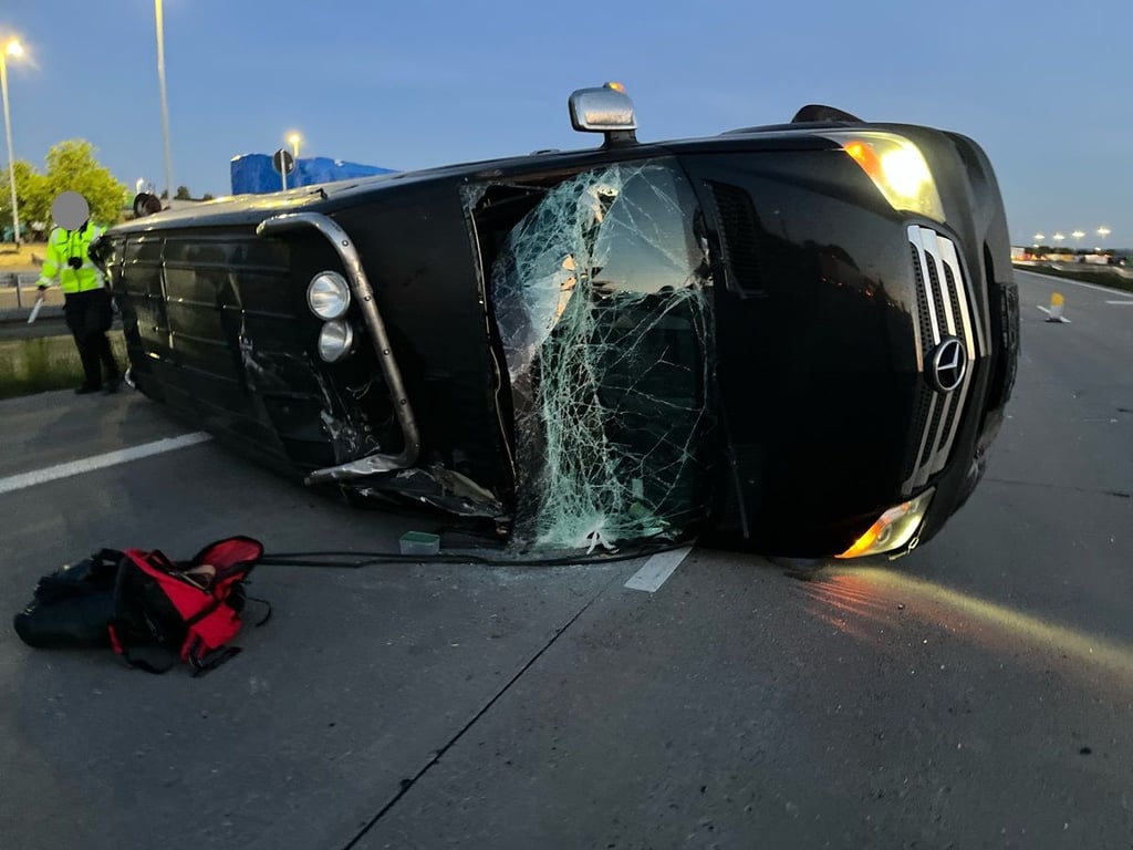 Auf der A2 blieb ein Mercedes Sprinter auf der Seite liegen.