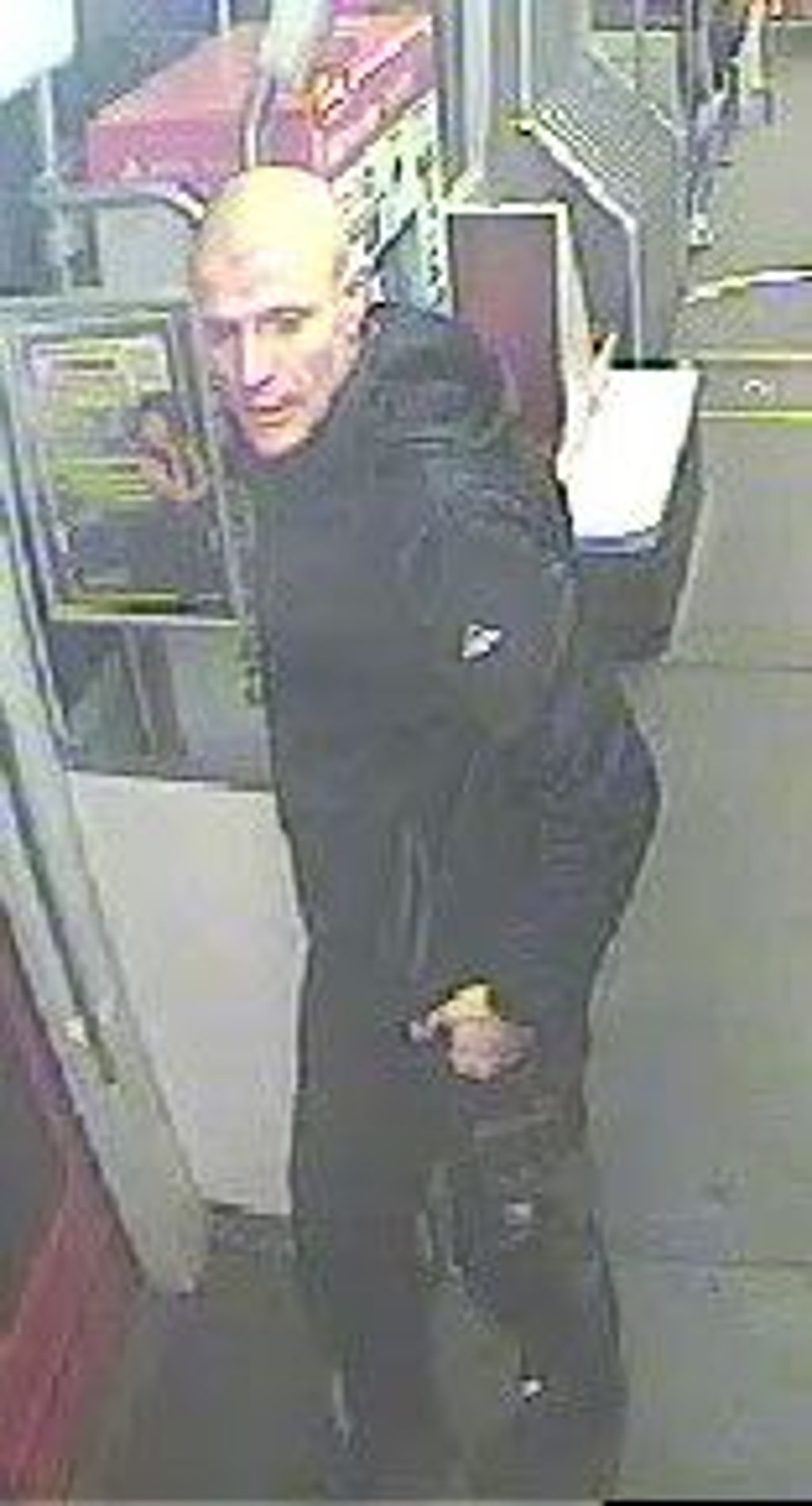 Frau in Straßenbahn in Halle geschlagen: Wer kennt diesen Mann?