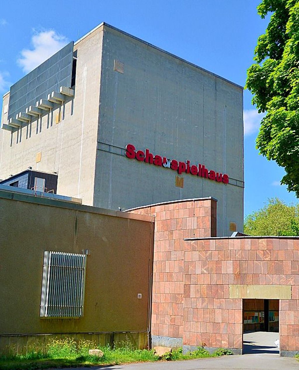 Das Schauspielhaus Chemnitz wurde 1980 eröffnet. Es steht unter Denkmalschutz, doch durch die Nichtnutzung droht der Verfall.